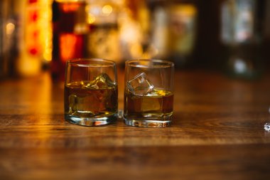 ahşap üzerine viski içecek