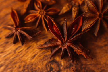 Anason Yıldızlı ahşap zemin üzerine tarçın