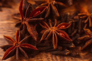 Anason Yıldızlı ahşap zemin üzerine tarçın