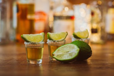 Tekila, limon ve tuz ahşap tablo