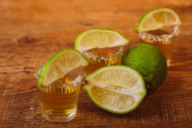 Tekila, limon ve tuz ahşap tablo