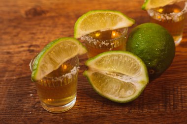 Tekila, limon ve tuz ahşap tablo