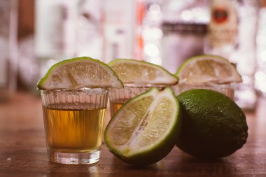 Tekila, limon ve tuz ahşap tablo