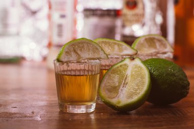 Tekila, limon ve tuz ahşap tablo