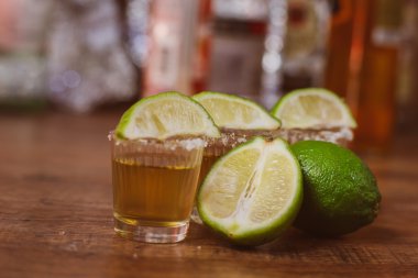 Tekila, limon ve tuz ahşap tablo