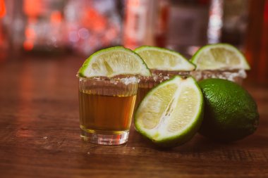 Tekila, limon ve tuz ahşap tablo