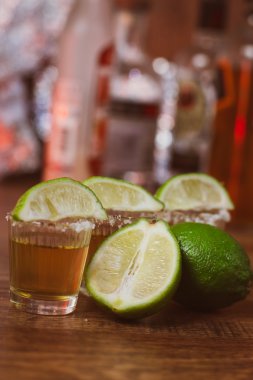 Tekila, limon ve tuz ahşap tablo