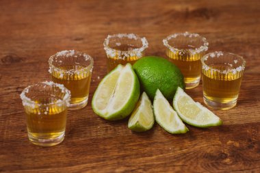 Tekila, limon ve tuz ahşap tablo