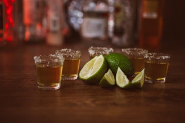 Tekila, limon ve tuz ahşap tablo