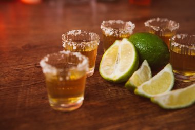 Tekila, limon ve tuz ahşap tablo