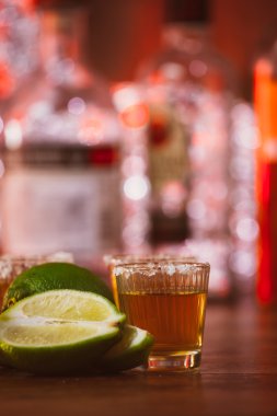 Tekila, limon ve tuz ahşap tablo