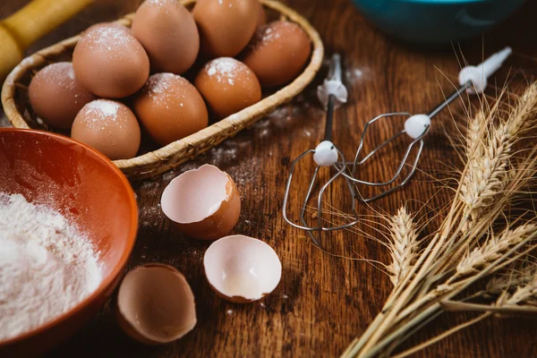 Kek içinde kırsal kitchen - hamur tarifi Malzemeler yumurta, un, yukarıdan vintage ahşap masa üzerinde şeker.
