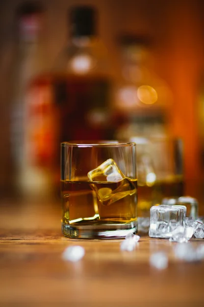 Bebidas de whisky sobre madera —  Fotos de Stock