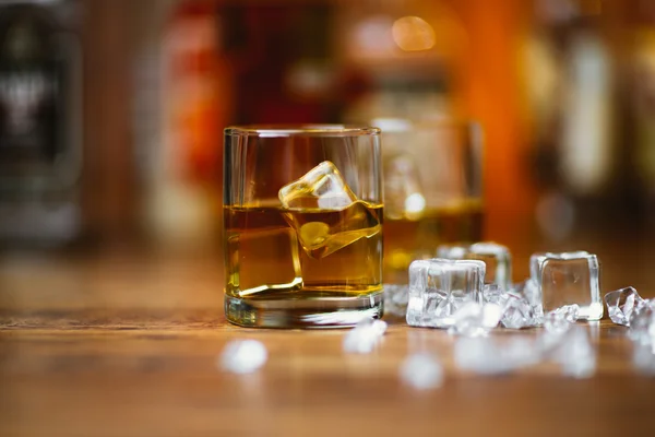 Whiskey drinken op hout — Stockfoto