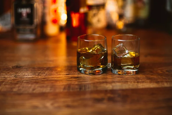ahşap üzerine viski içecek