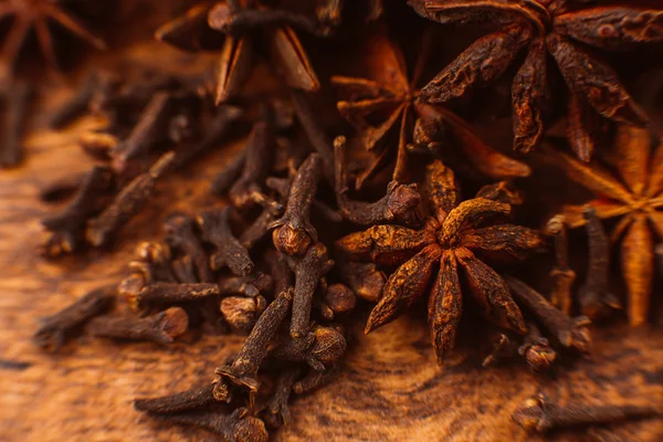 Palitos de canela con estrella de anís sobre fondo de madera —  Fotos de Stock