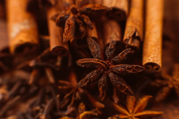 Ραβδιά κανέλας με αστέρι γλυκάνισο σε ξύλινα φόντο — Φωτογραφία Αρχείου