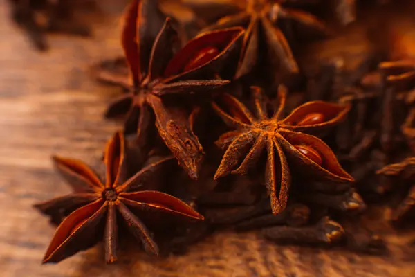 Laski cynamonu, anyżu Star na drewniane tła — Zdjęcie stockowe