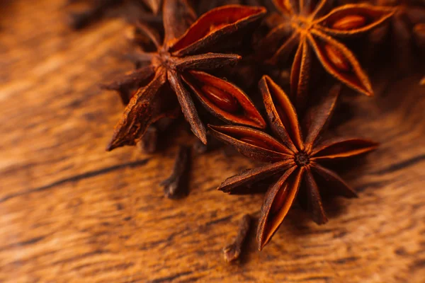 Palitos de canela con estrella de anís sobre fondo de madera — Foto de Stock