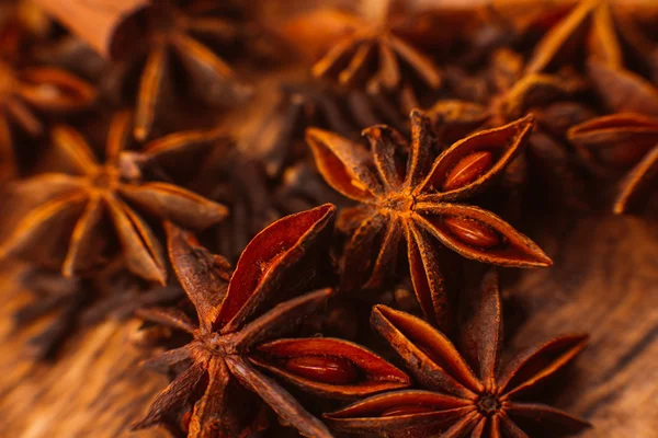 Laski cynamonu, anyżu Star na drewniane tła — Zdjęcie stockowe