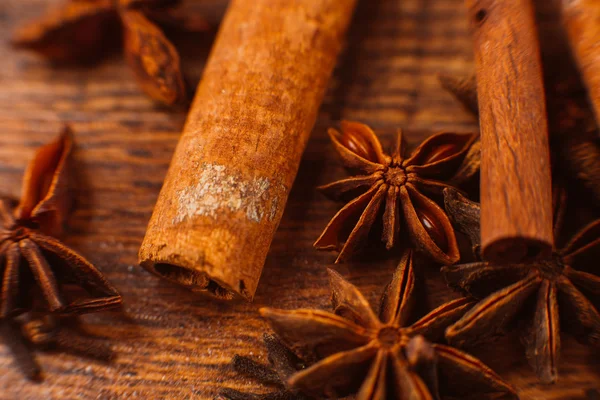 Cinnamon sticks with anise star on wooden background — Stock Photo, Image