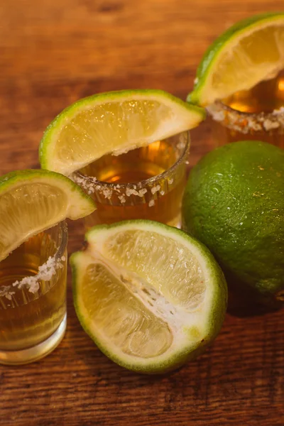 Tequila, Limette und Salz auf Holztisch — Stockfoto