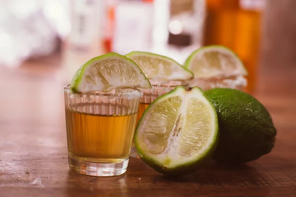 Tequila, Limette und Salz auf Holztisch — Stockfoto