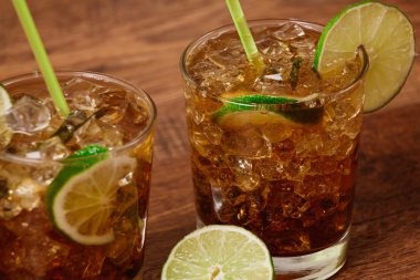İçecek konsepti - cola buz küpleri ve kireç kokteyl
