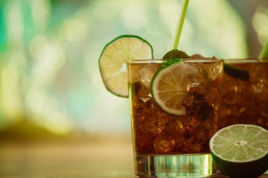 İçecek konsepti - cola buz küpleri ve kireç kokteyl