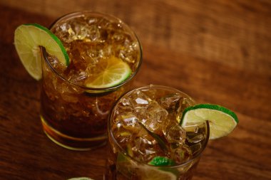 İçecek konsepti - cola buz küpleri ve kireç kokteyl