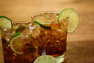 İçecek konsepti - cola buz küpleri ve kireç kokteyl