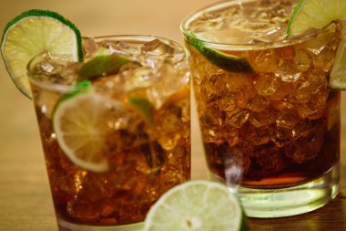 İçecek konsepti - cola buz küpleri ve kireç kokteyl