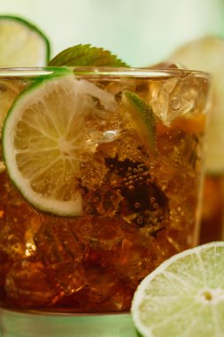 İçecek konsepti - cola buz küpleri ve kireç kokteyl