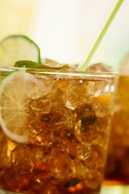 İçecek konsepti - cola buz küpleri ve kireç kokteyl