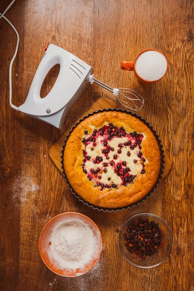 Rote und schwarze Johannisbeerkuchen — Stockfoto