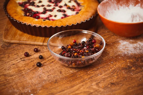 Rote und schwarze Johannisbeerkuchen — Stockfoto