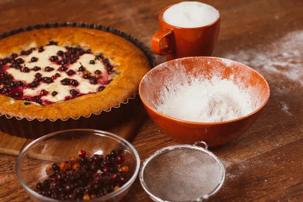 Rote und schwarze Johannisbeerkuchen — Stockfoto