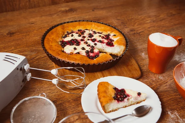 Bolo de groselha vermelha e preta — Fotografia de Stock