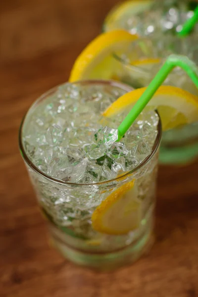 Lemonade with fresh lemon and mint by lemon reamer — Stock Photo, Image