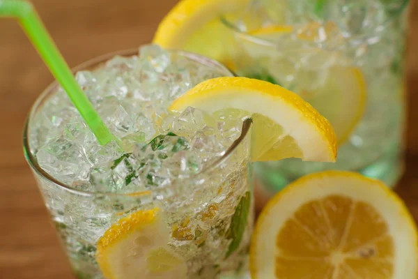 Lemonade with fresh lemon and mint by lemon reamer — Stock Photo, Image