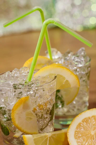 Lemonade with fresh lemon and mint by lemon reamer — Stock Photo, Image