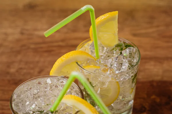 Lemonade with fresh lemon and mint by lemon reamer — Stock Photo, Image