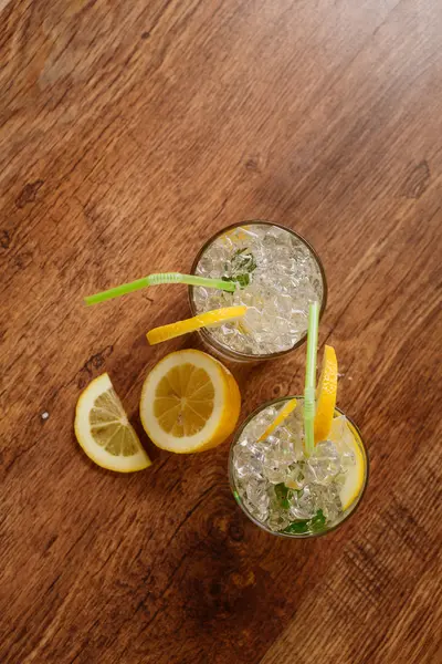 Lemonade with fresh lemon and mint by lemon reamer — Stock Photo, Image