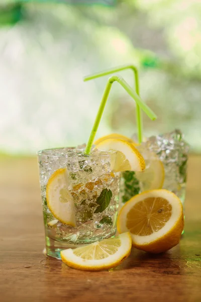 Lemonade with fresh lemon and mint by lemon reamer — Stock Photo, Image