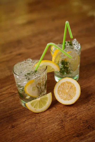 Lemonade with fresh lemon and mint by lemon reamer — Stock Photo, Image