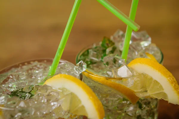 Lemonade with fresh lemon and mint by lemon reamer — Stock Photo, Image