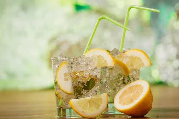 Lemonade with fresh lemon and mint by lemon reamer — Stock Photo, Image