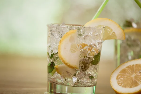 Limonada com limão fresco e hortelã por alargador de limão — Fotografia de Stock