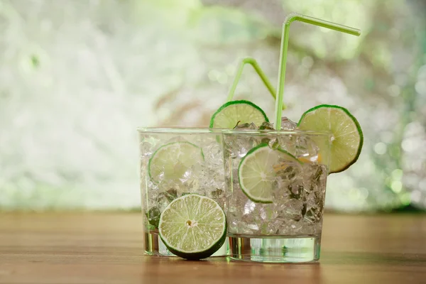 Mint and lime refreshing summer cocktails — Stock Photo, Image