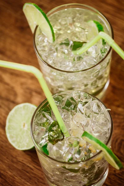 Cocktails d'été rafraîchissants à la menthe et au citron vert — Photo